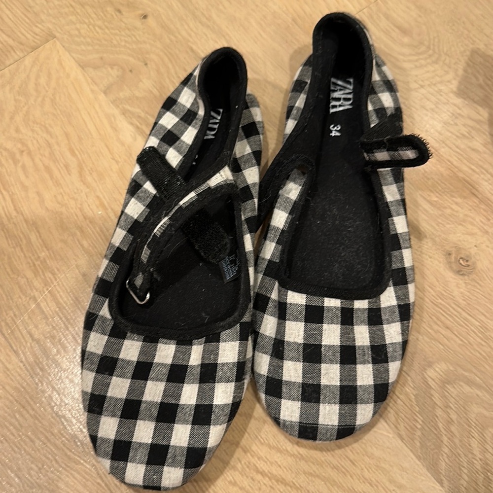 Zara Mary Jane girls shoes - size 34 - never been worn